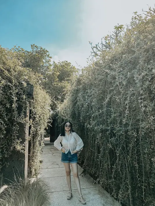 Raffi dan Nagita pun penasaran dengan alasan Nindy yang takut pisang. Ternyata ia memiliki pengalaman masa kecil yang menakutkan baginya. Masih takut sampai sekarang, Nindy pun tak pernah menyuapi pisang untuk anaknya. (Instagram/nindyparasadyharsono)