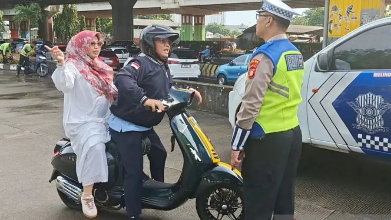 Satuan Lalu Lintas Polres Metro Jakarta Timur (Jaktim) menindak tegas pengendara melawan arus di Jalan DI Panjaitan, Jakarta Timur, Rabu (4/3/2026).