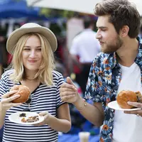 Sibuk berbahagia dengan kekasih, sampai tidak menyadari berat badan bertambah. (Foto: metro.co.uk)