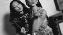 Salah satunya Jennie BLACKPINK dan Dua Lipa tampil kontras dengan nuansa semi transparan yang berbeda [@jennierubyjane]