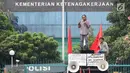 Massa awak mobil tangki (AMT)  unjuk rasa di depan gedung Kementerian Ketenagakerjaan, Jakarta, Kamis (6/7). Kebanyakan di antara mereka merupakan karyawan kontrak yang jika masanya habis tidak memiliki pendapatan lagi. (Liputan6.com/Immanuel Antonius)