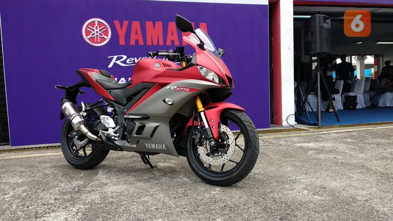 Yamaha R25 dengan aksesori resmi