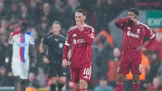 Pemain Liverpool, Alexis Mac Allister, tampak lesu setelah menelan kekalahan telak 0-3 dari Crystal Palace dalam laga putaran keempat Carabao Cup 2025/2026 yang digelar di Stadion Anfield, Kamis (30/10/2025) dini hari WIB. (AP Photo/Jon Super)