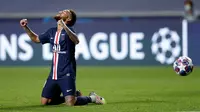 Penyerang Paris Saint-Germain (PSG), Neymar berselebrasi di akhir pertandingan setelah menang atas RB Leipzig pada semifinal Liga Champions di Estadio da Luz, Lisbon, Selasa (18/8/2020). PSG melaju ke final Liga Champions setelah mengalahkan Leipzig tiga gol tanpa balas. (AP Photo/Manu Fernandez)