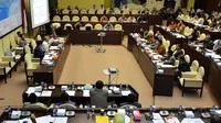 Komisi II DPR menggelar rapat dengar pendapat dengan KPU dan Bawaslu, Jakarta, Senin (24/11/2014). (Liputan6.com/Andrian M Tunay)