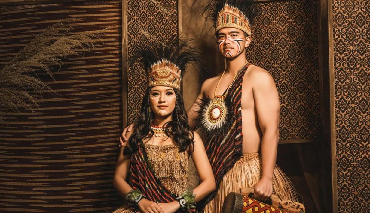 Tak sedikit pula netizen yang mengaku kagum dengan berbagai tema busana adat yang digunakan oleh Kaesang dan Erina. Bahkan, banyak pula yang menyebut jika busana adat Papua menjadi favorit dari netizen. (Liputan6.com/IG/@riomotret)