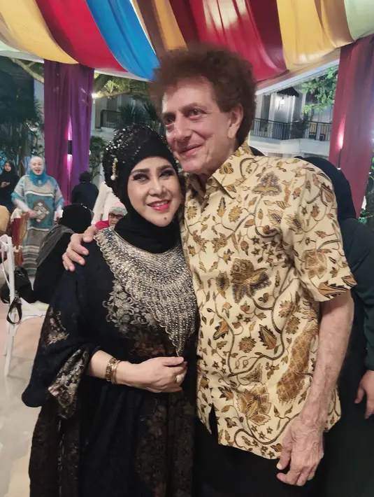Setelah berpisah dengan Soneta sekitar tahun 1976, Elvy Sukaesih bersolo karir. Tidak hanya memiliki suara emas, Elvy juga memiliki kemampuan akting. Ia terlibat di beberapa judul film sejak tahun 1977.  [Instagram/elvy_sukaesih]