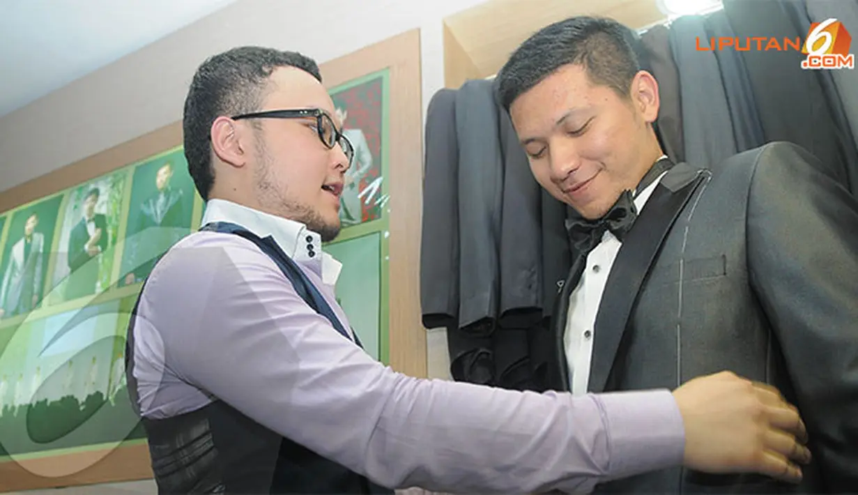 Gading yang menjalani fitting pertama kali merasa jas pesanannya itu masih terlalu besar.(Liputan6.com/ Herman Zakharia)