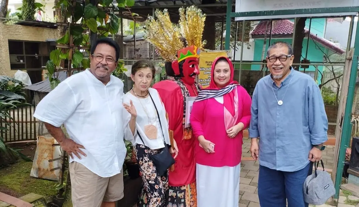 Rano Karno juga menyebutkan teman-teman artis lawas yang berkumpul tergabung dalam geng Cnior. Meski usia tak lagi muda, namun keseruan para artis senior saat berkumpul ini juga begitu terasa. (Liputan6.com/IG/@si.rano)