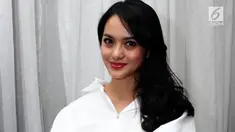 Ririn Ekawati jadi pembicaraan warganet karena kepergok dicium oleh seorang pria.