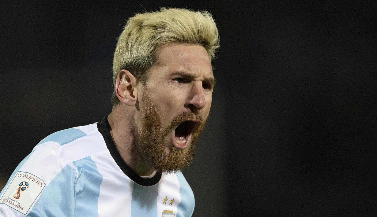 Tidak lama setelah mengumumkan diri pensiun, akhirnya Lionel Messi kembali ke Timnas Argentina. Tampil melawan Uruguay pada laga kualifikasi Piala Dunia 2018, Messi langsung tancap gas dengan mencetak gol. (AFP/Juan Mabromata)