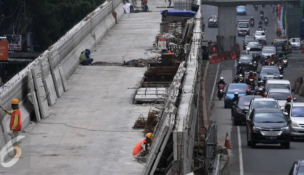 Sejumlah kendaraan melintas di dekat pembangunan proyek Jalan layang Ciledug-Tendean, Jakarta, (26/8). pembangunan Jalan layang (Flyover) Koridor 13 rute Ciledug-Tendean-Blok M sudah mencapai 80%. (Liputan6.com/Johan Tallo)
