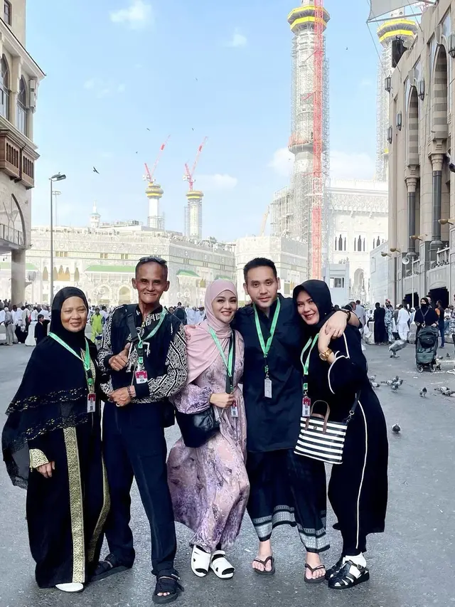 7 Momen Jenita Janet Jalani Umroh Bareng Keluarga, Penampilannya Bikin Pangling