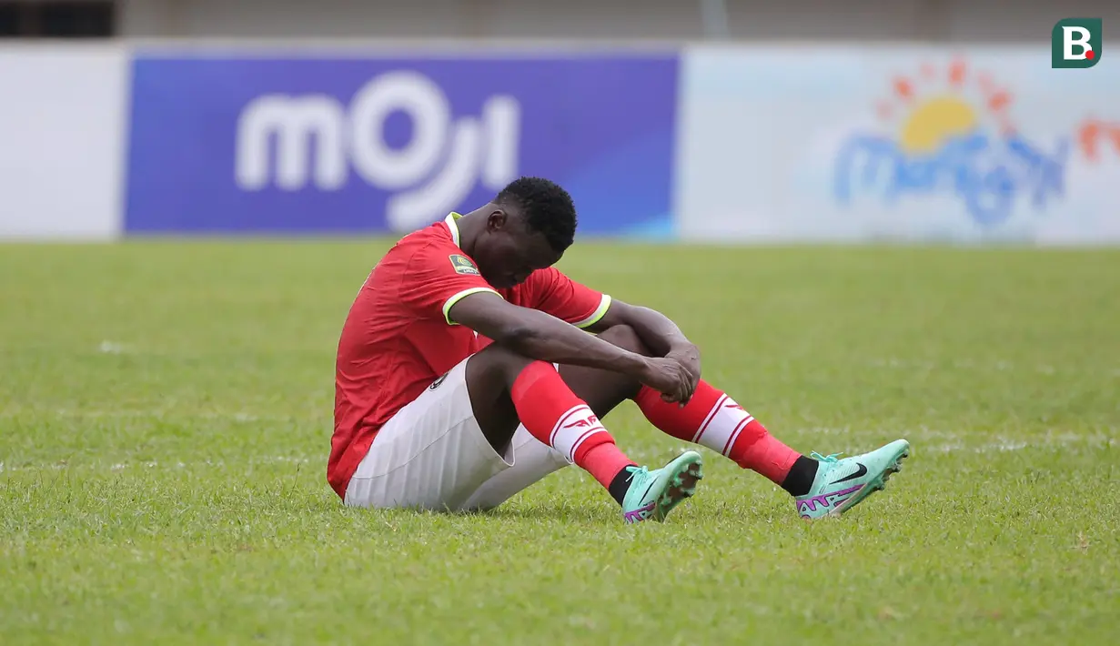 <p>Pemain FC Bekasi City, Ezechiel N'Douassel terduduk lesu setelah berakhirnya laga ketiga Grup Y babak 12 besar Pegadaian Liga 2 2023/2024 menghadapi FC Bekasi City yang berakhir imbang 2-2 di Stadion Singaperbangsa, Karawang, Kamis (18/1/2024). (Bola.com/M Iqbal Ichsan)</p>
