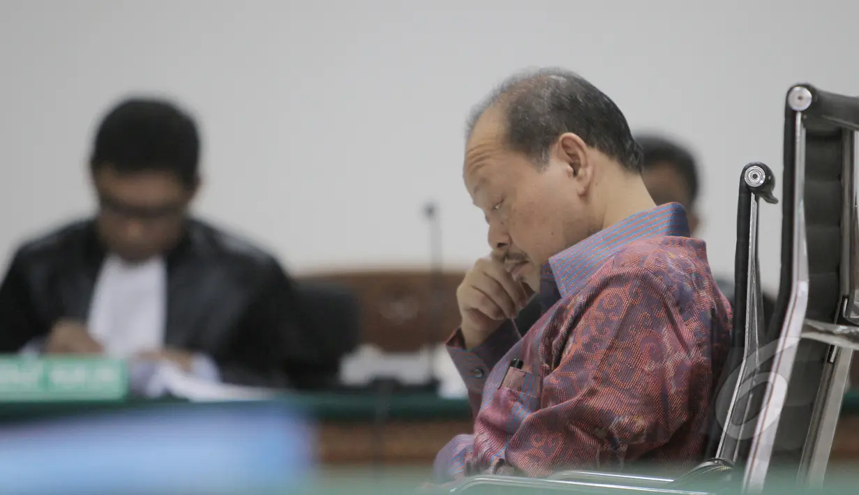 Sutan Bhatoegana mendengarkan bacaan dakwaan oleh JPU saat sidang dakwaan di Pengadilan Tipikor, Jakarta (16/4/2015). Sutan didakwa menerima hadiah atau gratifikasi dari Sekjen ESDM, Waryono Karyo sebesar USD 140 ribu. (Liputan6.com/Andrian M Tunay)