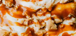 Butterscotch pudding menjadi pilihan dessert yang praktis dengan tekstur lembut dan rasa manis khas karamel, cocok disajikan dalam porsi individual saat arisan. (Foto/Dok: Pexels)