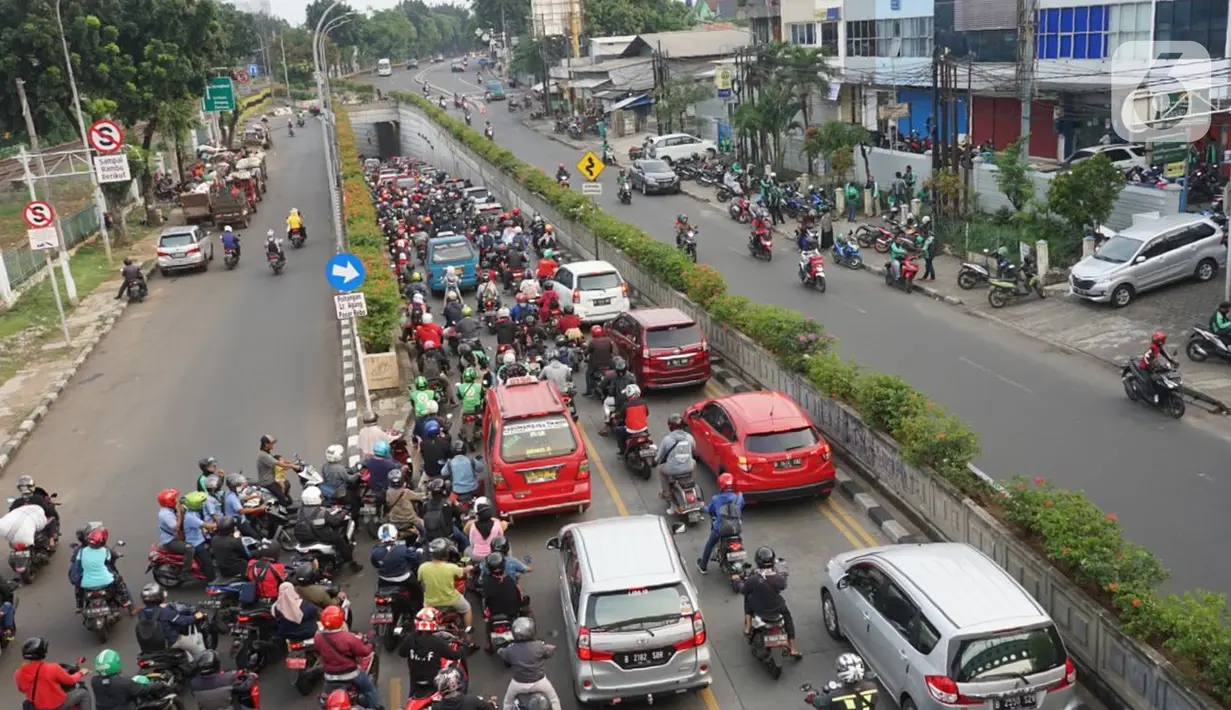 Kendaraan terjebak kemacetan saat melintas di Jalan Raya Pasar Minggu, Jakarta, Rabu (10/6/2020). Tingginya volume kendaraan serta adanya proyek pembangunan flyover menyebabkan kemacetan parah di kawasan tersebut, meskipun saat ini masih dalam status transisi PSBB. (Liputan6.com/Immanuel Antonius)