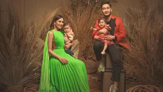 7 Pemotretan Syahnaz dan Jeje Bersama Si Kembar, Outfitnya Ditaksir Rp 4 Miliar