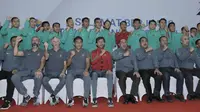 Pemain Timnas Indonesia U-22 foto bersama usai acara pelepasan Timnas Indonesia U-22 di Makostrad, Jakarta, Kamis (10/8/2017). PSSI resmi melepas para atlet untuk berlaga di Sea Games 2017 Malaysia. (Bola.com/M Iqbal Ichsan)