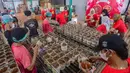 Nama kue keranjang itu sendiri berasal dari wadah cetakannya yang berbentuk keranjang bambu. Tampak dalam foto, pekerja menyelesaikan pembuatan kue keranjang di Pabrik Kue Hoki, kawasan Sawangan, Depok, Jawa Barat, Rabu (11/2/2025). (merdeka.com/Arie Basuki)