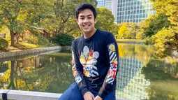 Melalui akun Instagram pribadinya, Jerome cukup sering terlihat berpenampilan casual. Ia pun sering memadupadankan penampilannya dengan celana denim yang dikenakan. (Liputan6.com/IG/@jeromepolin)