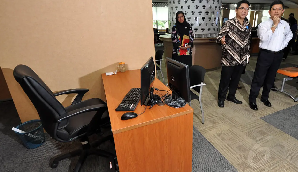 Men PAN-RB, Yuddy Chrisnandi melakukan sidak di beberapa kantor pelayanan publik, Jakarta, Jumat (2/1/2015). Tampak Men PAN-RB, Yuddy Chrisnandi (kanan) melihat salah satu meja kosong di salah satu tempat pelayanan publik. (Liputan6.com/Miftahul Hayat)
