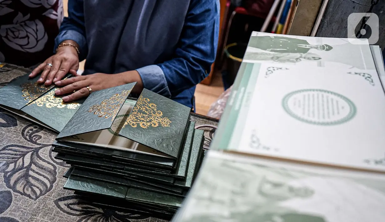 Aktivitas pedagang kertas undangan pernikahan di Pasar Tebet, Jakarta, Kamis (22/7/2020). Adanya larangan saat pandemi covid-19 untuk mengadakan acara yang bisa menimbulkan kerumunan, seperti pesta pernikahan, menyebabkan pendapatan usaha percetakan ini turun drastis. (Liputan6.com/Faizal Fanani)
