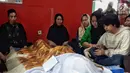 Keluarga dan kerabat berdoa di jenazah gitaris dan vokalis band Koes Plus, Yon Koeswoyo di rumah duka kawasan Pamulang, Jumat (5/1). Beberapa tahun terakhir Yon Koeswoyo diketahui berjuang melawan penyakit yang dideritanya. (Liputan6.com/Fery Pradolo)