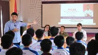 Staf Khusus Kemenkumham Fajar Lasse mengajak siswa di Kabupaten Bengkalis inovatif manfaatkan perkembangan teknologi digital. (Liputan6.com/M Syukur)