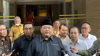 Anggota Dewan Pakar Partai Golkar Ridwan Hisjam usai menghadiri sidang Dewan Etik Partai Golkar terkait isu Musyawarah Luar Biasa (Munaslub). (Liputan6.com/Delvira Hutabarat)