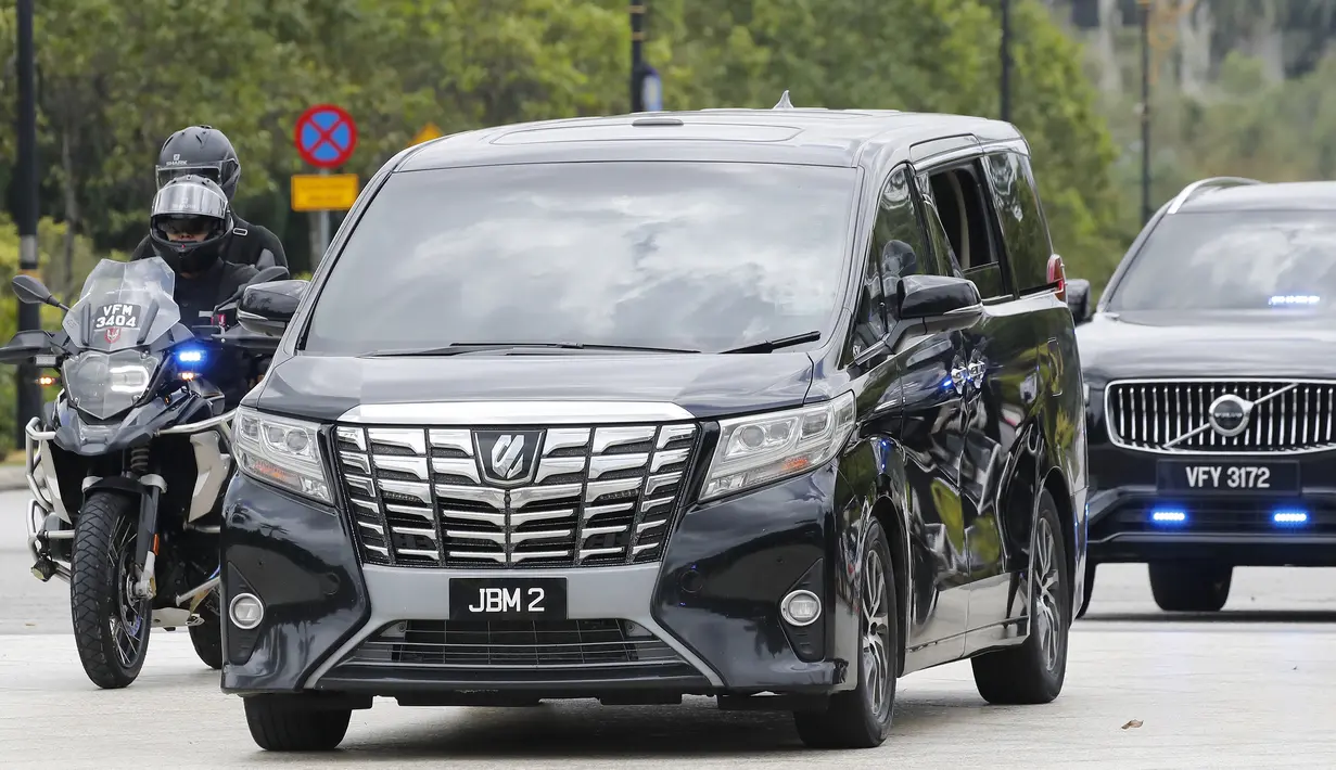 Sebuah mobil yang membawa Perdana Menteri Malaysia Muhyiddin Yassin memasuki Istana Nasional untuk bertemu dengan raja di Kuala Lumpur, Malaysia, Senin (16/8/2021). Muhyiddin Yassin mundur dari jabatannya setelah setahun berkuasa. (AP Photo/FL Wong)