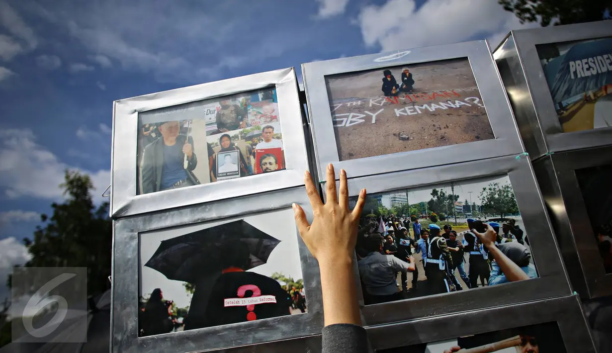 Jaringan Solidaritas Korban untuk Keadilan (JSKK) melakukan aksi Kamisan ke-477 di depan Istana Negara, Jakarta, Kamis (19/1). (Liputan6.com/ Immanuel Antonius)