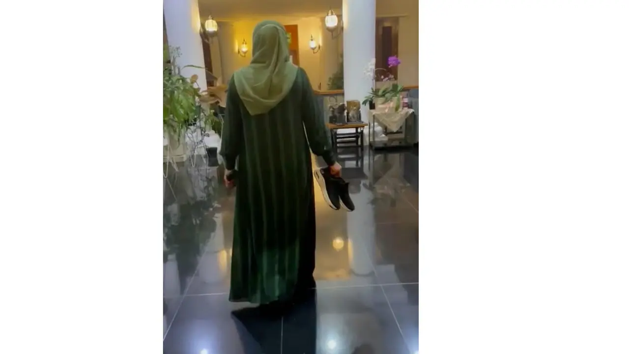 Capture gambar saat Khofifah menenteng sendiri sepatunya. (Dian Kurniawan/Liputan6.com)