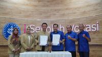 Dekan Sekolah Vokasi Undip dan Dekan Sekolah Vokasi IPB usai menandatangani kesepakatan kerjasama untuk pengembangan pendidikan tinggi vokasional. Foto: liputan6.com/edhie prayitno ige&nbsp;