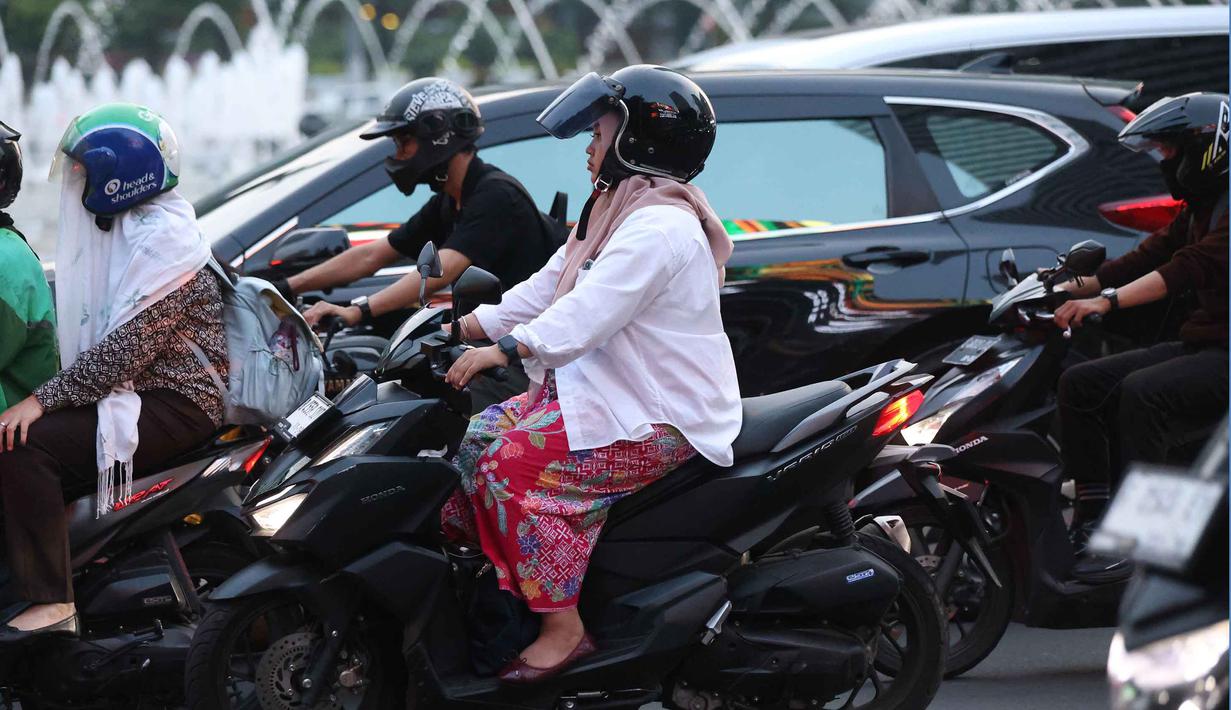 Gagasan Kartini membuka jalan bagi perempuan Indonesia untuk mendapatkan kesetaraan dalam berbagai bidang, termasuk sosial, pendidikan, dan hukum. Tampak dalam foto, perempuan mengenakan kebaya sambil mengendarai motor melintas di sekitar kawasan Bundaran Hotel Indonesia, Jakarta, Selasa (21/4/2026). (Kapanlagi.com/Budy Santoso)