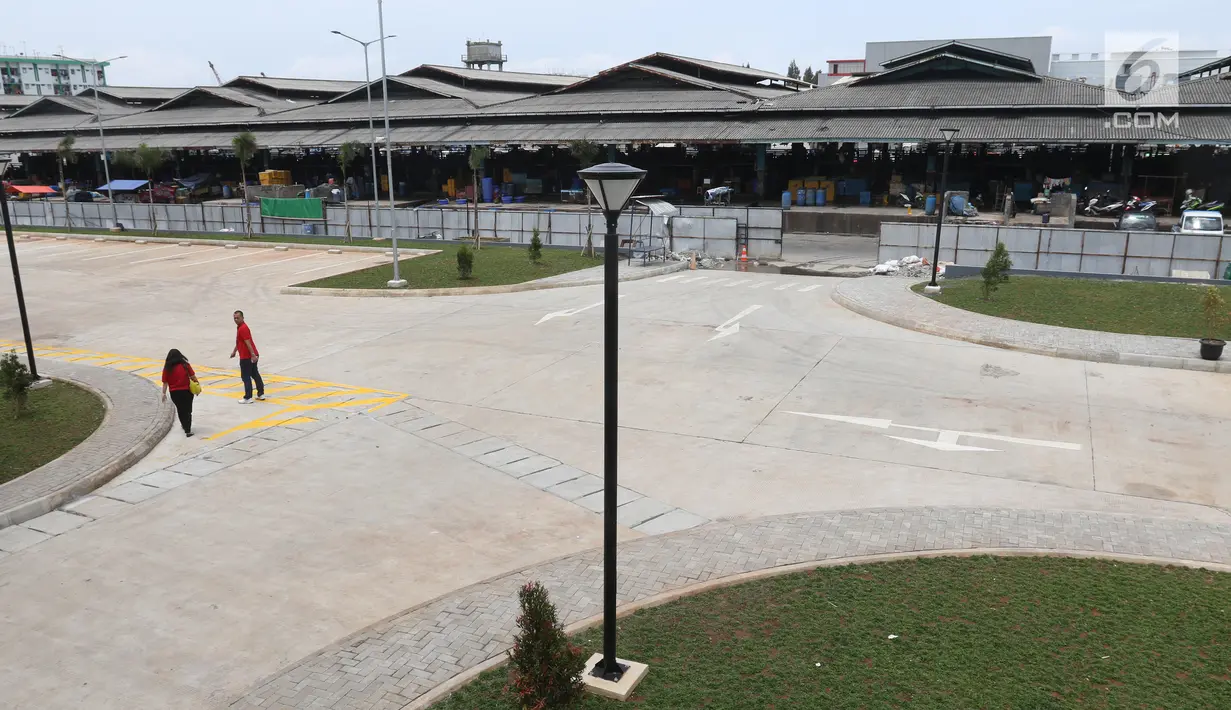 Pengunjung berjalan di Pasar Ikan Modern (PIM)  Muara Baru, Jakarta, Jumat (1/2). PIM Muara Baru dilengkapi dengan beberapa fasilitas pendukung antara lain Instalasi Pengolahan Limbah (IPAL), kios/lapak, ruang pengepakan. (Liputan6.com/Angga Yuniar)
