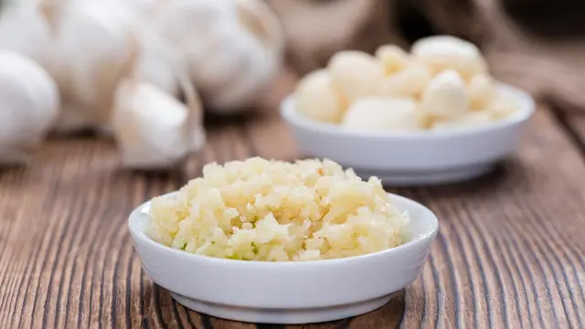 Jangan Langsung Masak Bawang Putih Setelah Digerus (HandmadePictures/Shutterstock)