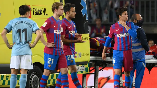 Foto: Momen Pemain Barcelona Panik dan Sedih Saat Ronald Araujo Diangkut Mobil Ambulance