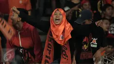 Suporter wanita tim Macan Kemayoran berteriak saat menyaksikan laga Persija melawan Semen Padang di Torabika Soccer Championship presented by IM3 Ooredoo di Stadion GBK, Jakarta, Minggu (8/5/2016). Persija unggul 1-0. (Liputan6.com/Helmi Fithriansyah)