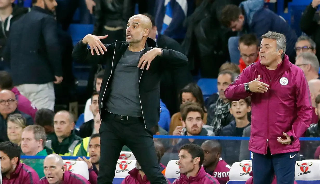 Pelatih Manchester City Pep Guardiola memberi arahan kepada pemainnya saat pertandingan Chelsea menjamu Manchester City pada Liga Inggris di Stamford Bridge, London (30/9). Gol Manchester City tercipta dari tendangan De Bruyne. (AP Photo/Frank Augstein)