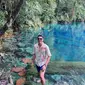 Via Vallen dan Chevra Yolandi membagikan momen saat mengunjungi berbagai tempat indah di Papua. Selain pantai, mereka juga mengunjungi Telaga Biru yang airnya begitu jernih. (Instagram/chevra_yo88)