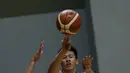 Pebasket Indonesia, Abraham Damar Grahita, saat sesi latihan di GBK Arena, Jakarta, Senin, (14/9). Latihan tersebut untuk persiapan SEA Games 2019. (Bola.com/M Iqbal Ichsan)