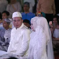 Di tengah para hadirin yang menyaksikan prosesi akad nikahnya, Vicky ingin bersikap romantis kepada sang istri menggunakan bahasa Inggris. Vicky memanggil Angel dengan sebutan ‘My Wifer’. (Nurwahyunan/Bintang.com)