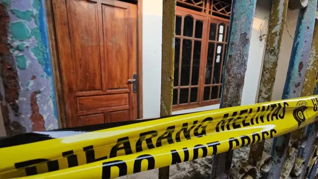 Bocah berusia sekitar 4 tahun ditemukan tewas terbakar di dalam rumah kontrakan di Kampung Kresek, Desa Rawa Burung, RT06/09, Kabupaten Tangerang, Minggu (27/4/2025). (Liputan6.com/Pramita Tristiawati)