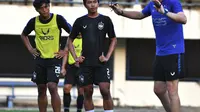 Pelatih PSIS Dragan Djukanovic memimpin anak asuhnya berlatih di Stadion Citarum, Semarang, Rabu (16/9/2020). (Dok PSIS Semarang)