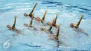 Tim renang indah Indonesia berhasil menyumbang medali pertama bagi kontingen Merah Putih di Sea Games 2015 Singapura. Salah satu koreografi tim renang indah Indonesia di OCBC Aquatic Centre, Rabu (3/6/2015). (Liputan6.com/Helmi Fithriansyah)