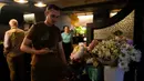 Komika Serhiy Lipko berdiri di samping bunga pernikahannya usai tampil pada pertunjukan stand-up comedy  di Kyiv, Ukraina, 11 Juni 2022. Karena sebentar lagi akan diturunkan sebagai tentara di medan perang Ukraina, Lipko dan Anastasia Zukhvala memilih menikah terlebih dahulu, seperti semakin banyak pasangan yang terkoyak oleh perang dengan Rusia. (AP Photo/Natacha Pisarenko)