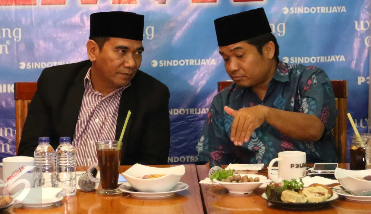 Politikus Partai Gerindra Biem Benyamin (kiri) berbincang dengan Direktur Lingkar Madani untuk Indonesia, Ray Rangkuti ketika menjadi pembicara dalam diskusi bertajuk 'Kontestasi Pilkada DKI' di Cikini, Jakarta, Sabtu (12/3). (Liputan6.com/Gempur M Surya)