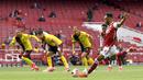 Striker Arsenal, Pierre-Emerick Aubameyang, mencetak gol lewat penalti ke gawang Watford pada laga Premier League di Stadion Emirates, Minggu (26/7/2020). Arsenal menang 3-2 atas Watford. (AP photo/ Rui Vieira, Pool)