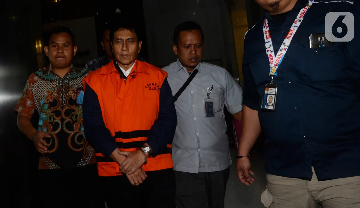 Direktur Utama PT CMI Teknologi Rahardjo Pratjinho berjalan keluar seusai pemeriksaan di Gedung KPK, Jakarta, Selasa (14/01/2020). KPK resmi menahan Rahardjo dalam kasus dugaan korupsi pengadaan perangkat transportasi informasi terintegrasi tahun anggaran 2016 di Bakamla. (merdeka.com/Dwi Narwoko)